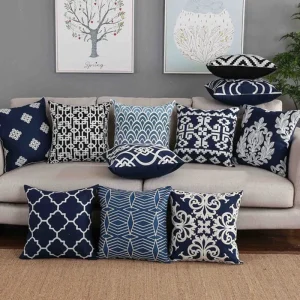 NovaLuxe – Stijlvolle Geborduurde Kussenhoes met Tijdloos Quatrefoil Motief